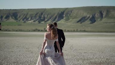 videograph拍摄视频替身年轻的美丽的新娘婚礼衣服新郎会议新婚夫妇